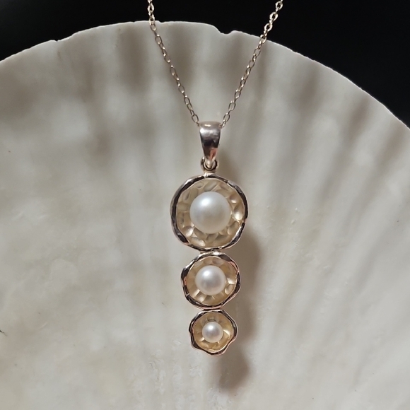 Jewelry - Cascading Pearls Pendant w/chain!
